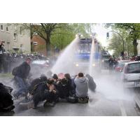 3917 Straßenblockade - Einsatz Wasserwerfer. | Nazidemonstration in Hamburg Barmbek - Proteste.